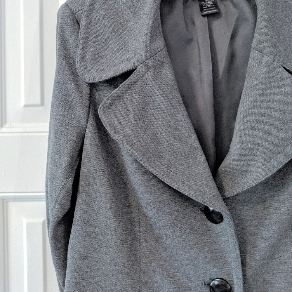 Classic Lined Three-Button Jacket - Picture 4 of 7